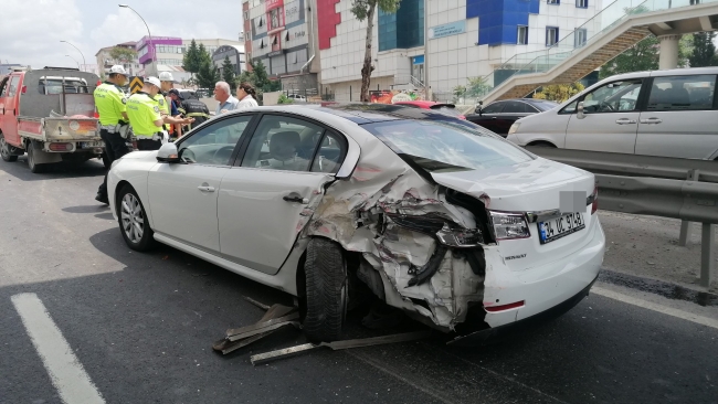 D-100'de arıza yapan otomobile vinç çarptı