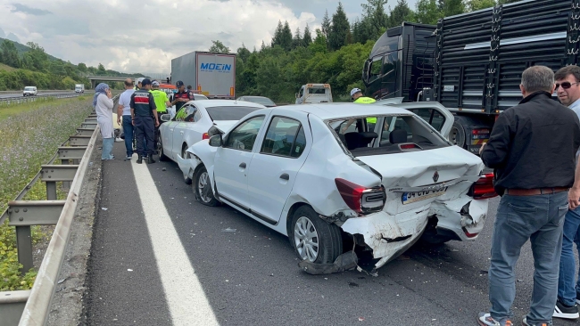 Düzce'de otoyolda zincirleme kaza: 3 yaralı