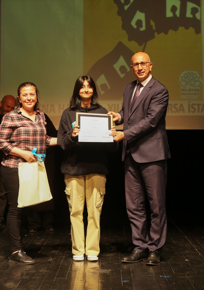 Uyar'ın kitabına kapak tasarladılar