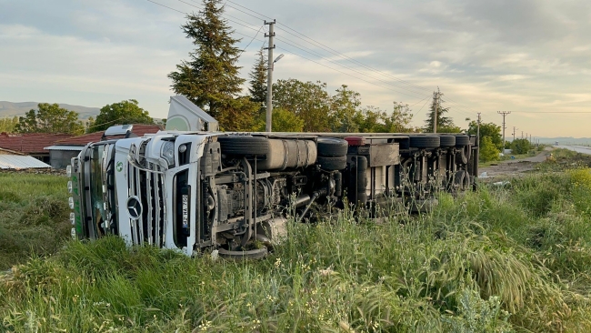 TIR şarampole uçtu, sürücü yaralandı.