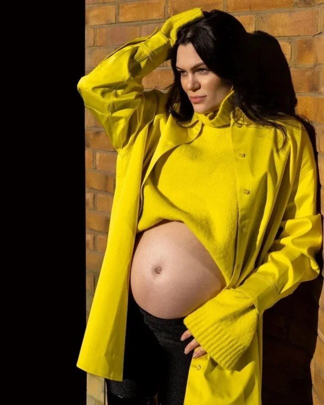 Şarkıcı Jessie J anne olduğunu duyurdu