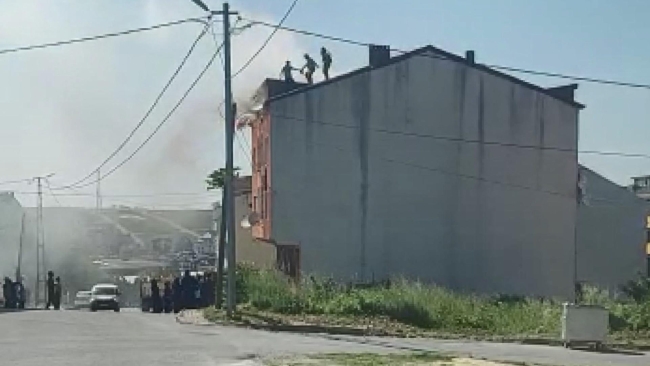 Yangında mahsur kalanları itfaiye kurtardı