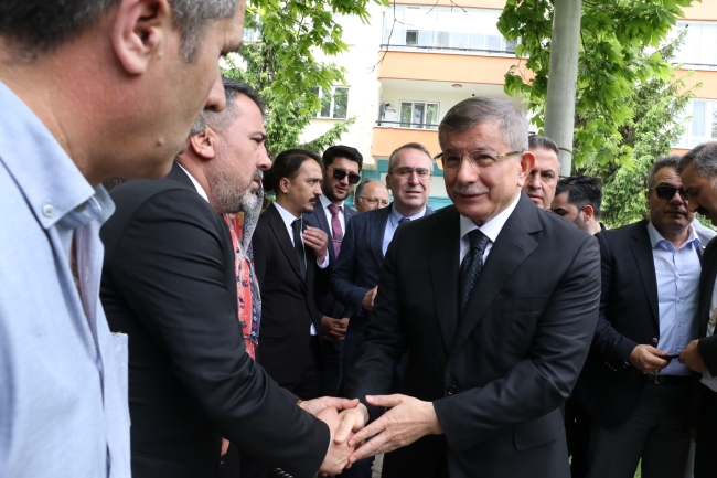 Ahmet Davutoğlu Eskişehir’de cenazeye katıldı