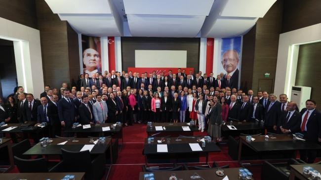 Kılıçdaroğlu yeni milletvekilleri ile buluştu