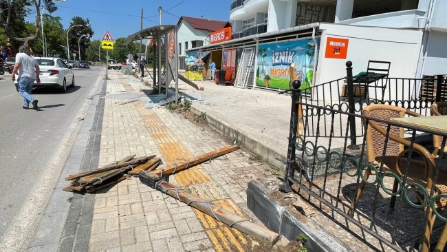 Bursa'da kaza yapan araç ünlü sanatçının evine daldı