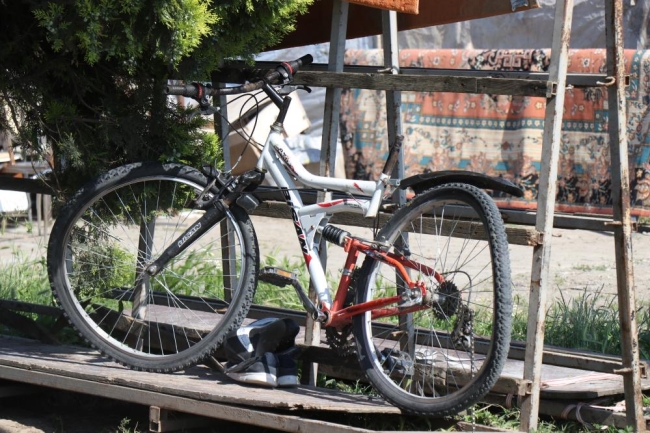 Yeni aldığı otomobille çocuğa çarptı!