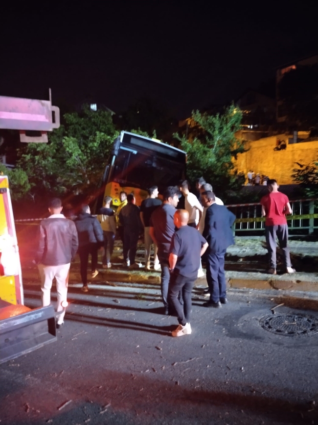 Beykoz'da freni boşalan otobüs bir evin bahçesine düştü