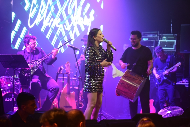 Merve Özbey Bursa'da coşturdu