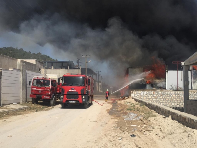 Mersin'de mobilya atölyesinde yangın