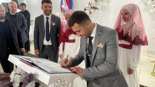 Bursalı kardeşlerden çifte düğün