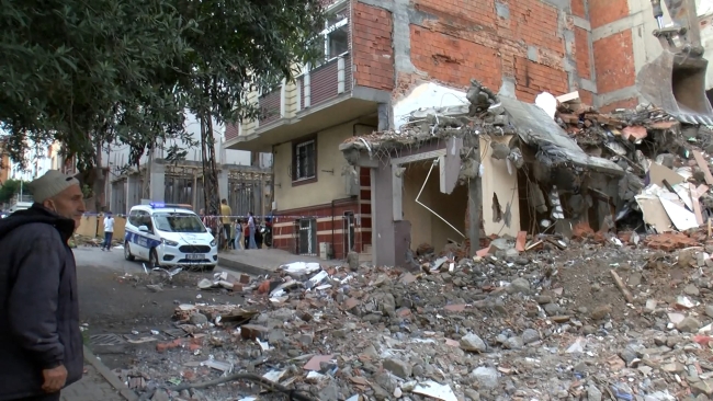 Sultangazi’de yıkım sırasında 3 binada hasar oluştu