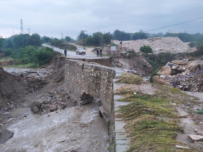 Kamyonu yutan yol 4 gün sonra yeniden çöktü