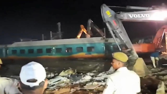 Hindistan'daki tren faciasında bilanço ağırlaşıyor!