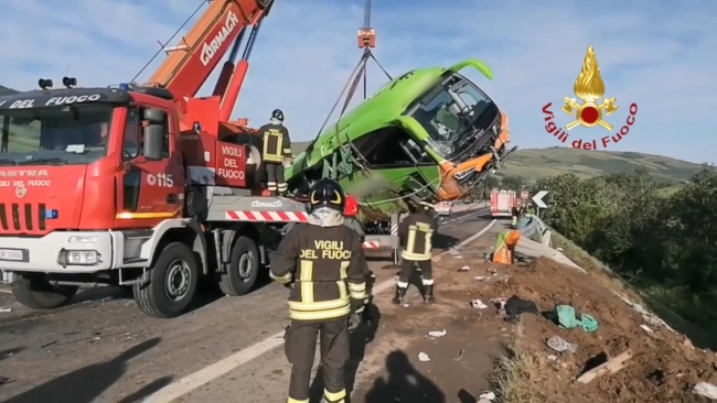 İtalya'da otobüs şarampole yuvarlandı: 1 ölü, 14 yaralı