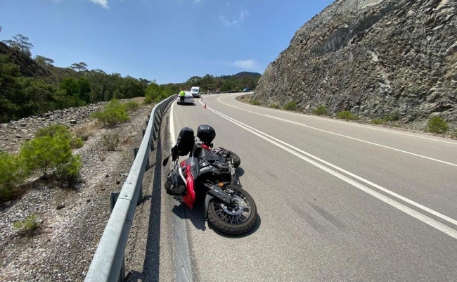 Motosiklet bariyerlere çarptı: 1 ölü