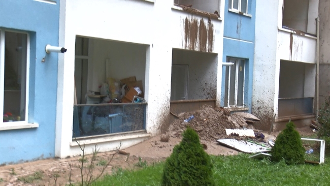 Sel suları apartmanın balkonundan şelale gibi aktı