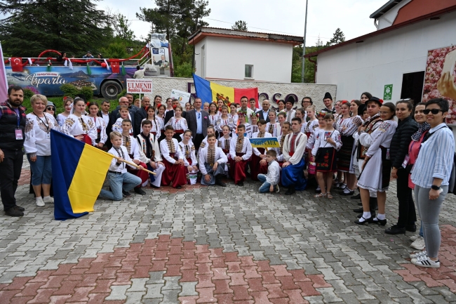 Uluslararası Gül Festivalinde gül toplama etkinliği