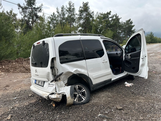 Antalya'da feci kaza! Sürücü otomobilden fırladı