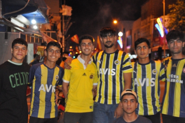 Galatasaray ve Fenerbahçe taraftarı şampiyonluğu birlikte kutladı