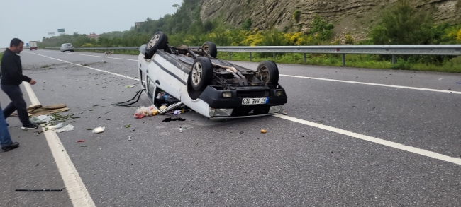 Sinop’ta otomobil takla attı: 2 yaralı