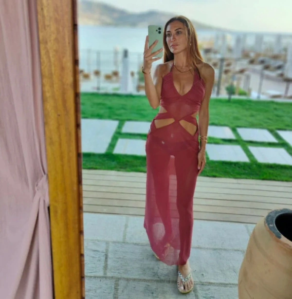 Merve Oflaz'ın transparan kıyafeti olay oldu