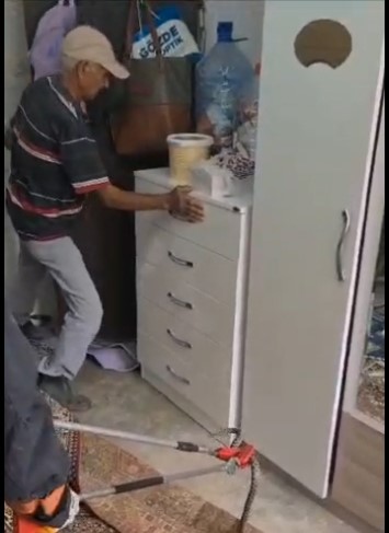 Eve giren yılan paniğe neden oldu