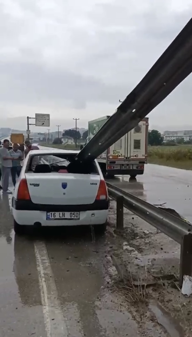 Bursa'da feci kaza! Otomobil bariyere saplandı