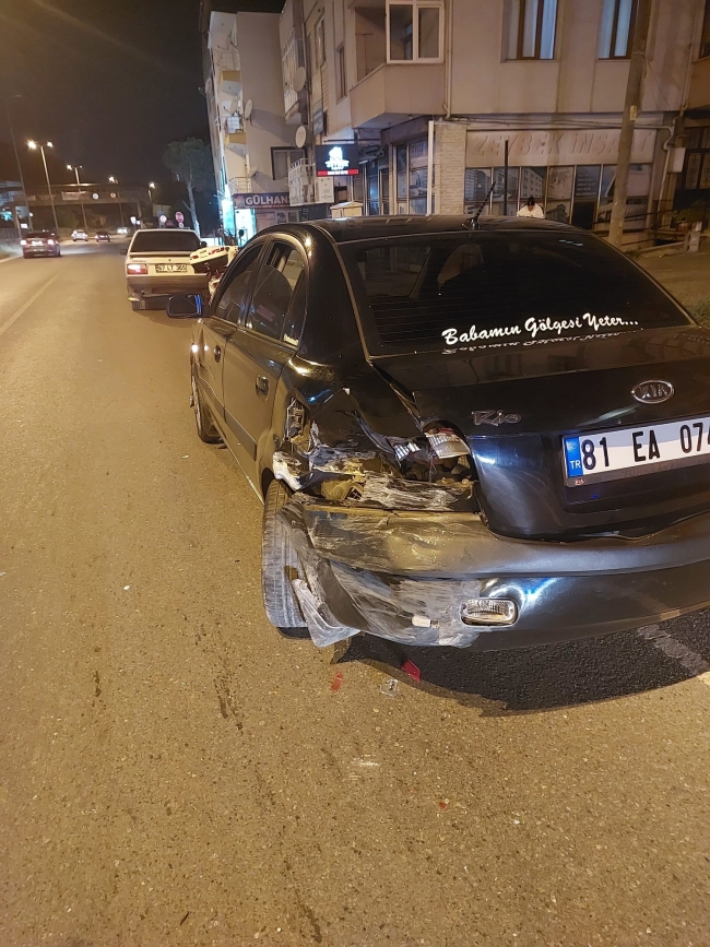Direksiyon hakimiyetini kaybetti, park halindeki araca çarptı