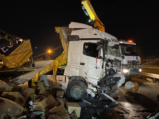 TIR otomobilin üzerine devrildi: 1 ölü 4 yaralı