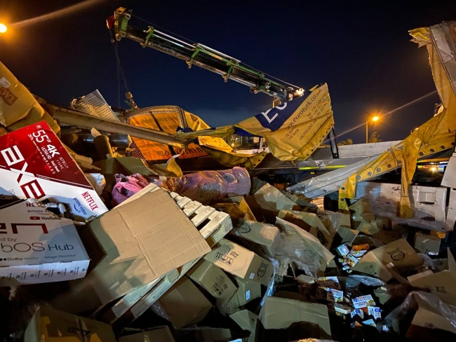 TIR otomobilin üzerine devrildi: 1 ölü 4 yaralı