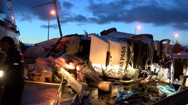 TIR otomobilin üzerine devrildi: 1 ölü 4 yaralı