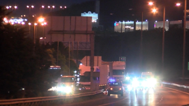 TIR otomobilin üzerine devrildi: 1 ölü 4 yaralı