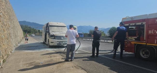 Seyir halindeki minibüs yandı