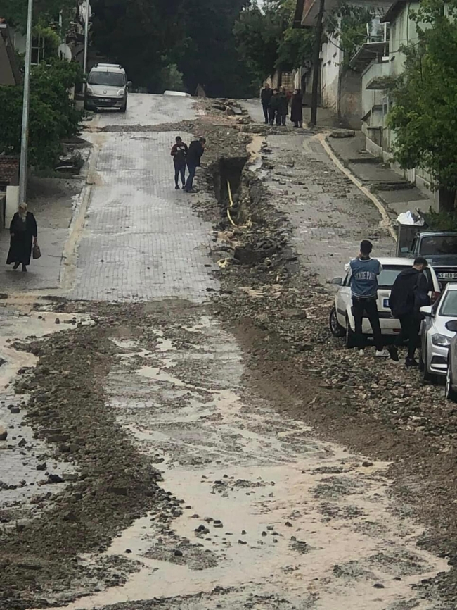 Manisa'da sağanak sele neden oldu