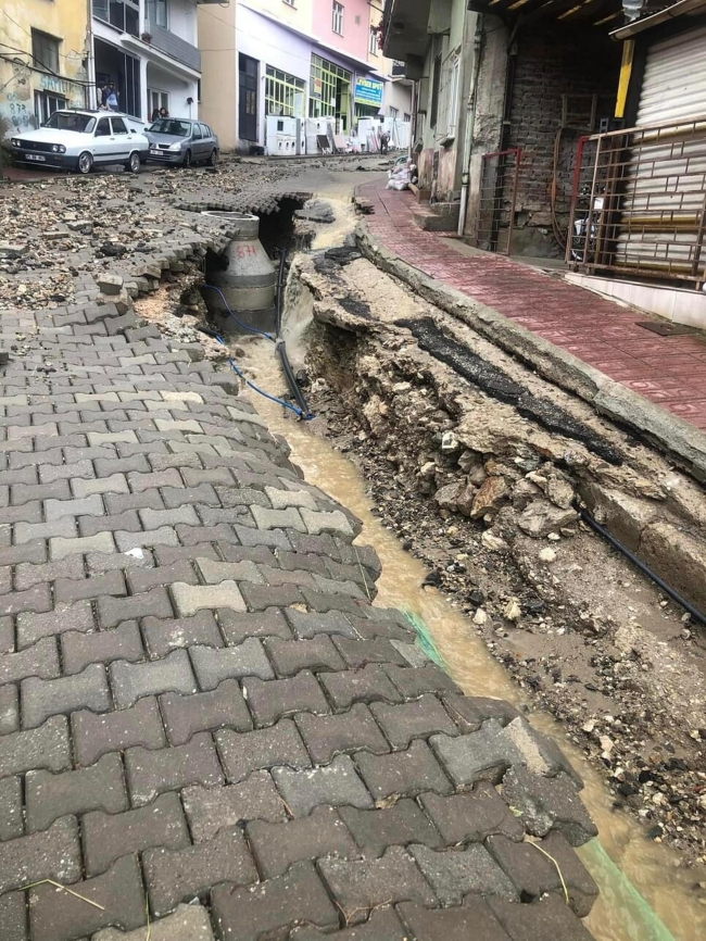 Manisa'da sağanak sele neden oldu