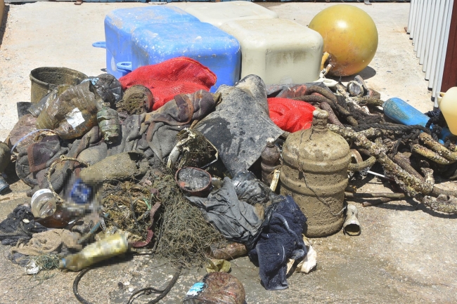 Bodrum'da denizin dibinden 10 ton 'katı atık' çıkarıldı