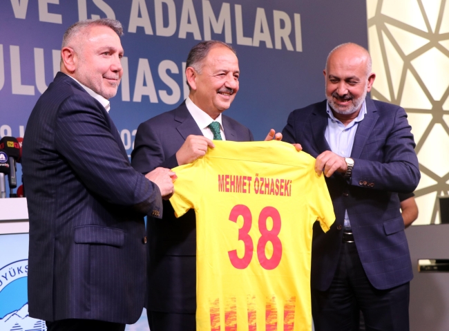 Bakan Özhaseki: “Gıybetlerden, dedikodulardan sırtım delik deşik”