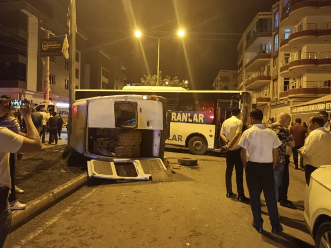 Batman’da belediye otobüsü ve minibüs çarpıştı