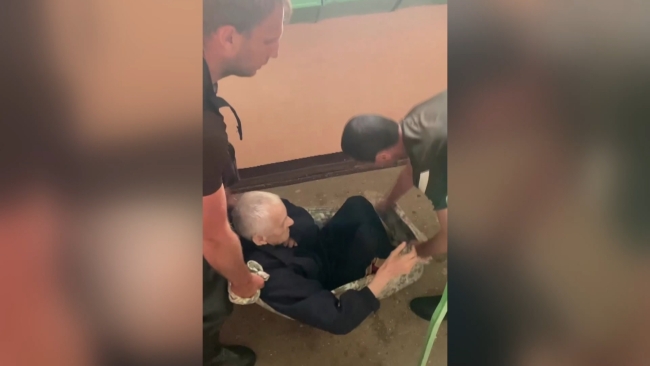 Ukraynalı boksör, sel bölgesine yardıma koştu