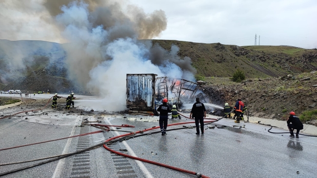 Çarpışan TIR'lar küle döndü: 2 ölü