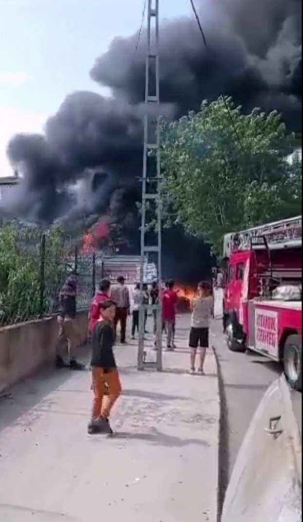 Pendik’te hurda deposunda yangın