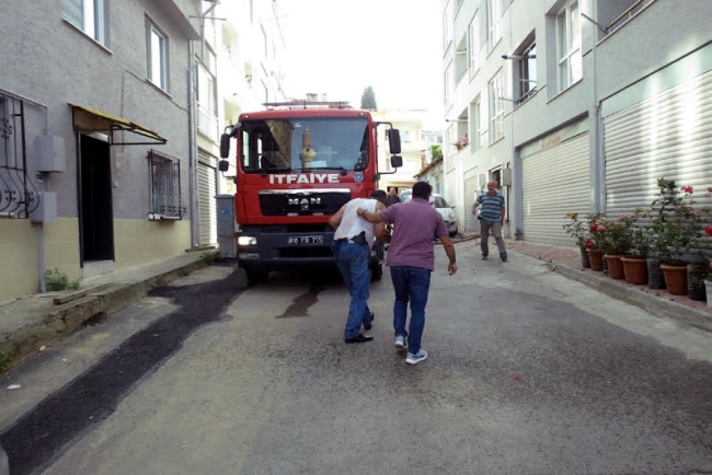 Bursa'da yangına müdahale eden mahalle muhtarı yaralandı