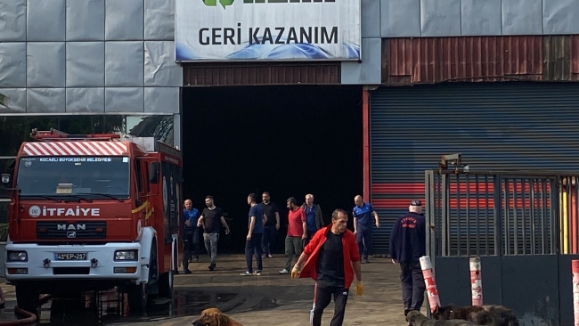 Kocaeli’de geri dönüşüm tesisindeki yangın kontrol altına alındı