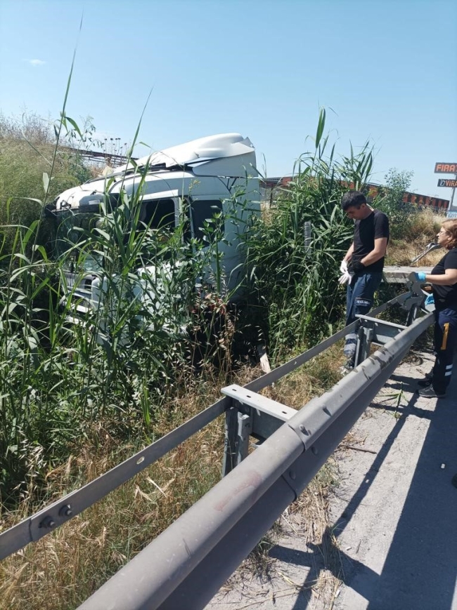 TIR yoldan çıktı: 1 yaralı