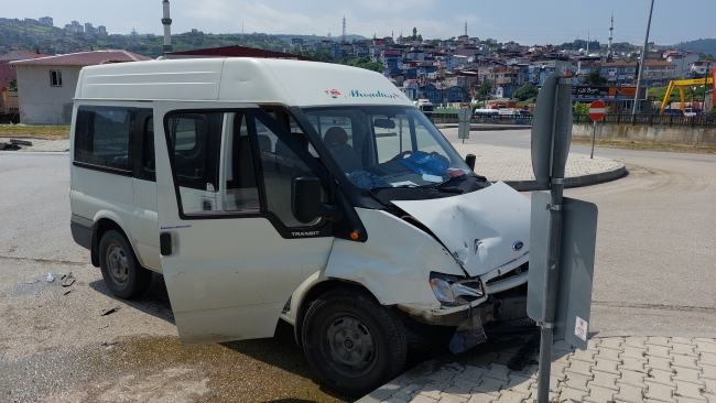 Minibüs hafif ticari araçla çarpıştı: 3 yaralı