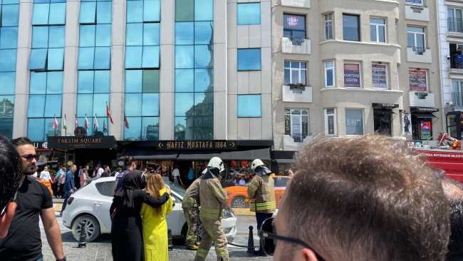 Taksim Meydanı'nda seyir halindeki araç bir anda alev aldı