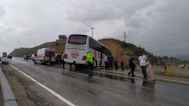 Antalya’da yoldan çıkan otobüs toprak yığınına çarptı