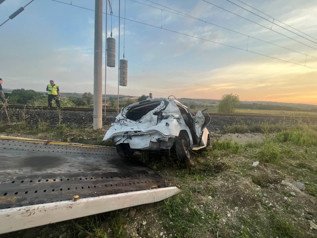 Hemzemin geçitte tren otomobile çarptı!
