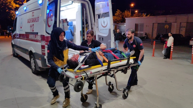 Bursa'da otomobil ile motosiklet birbirine girdi!