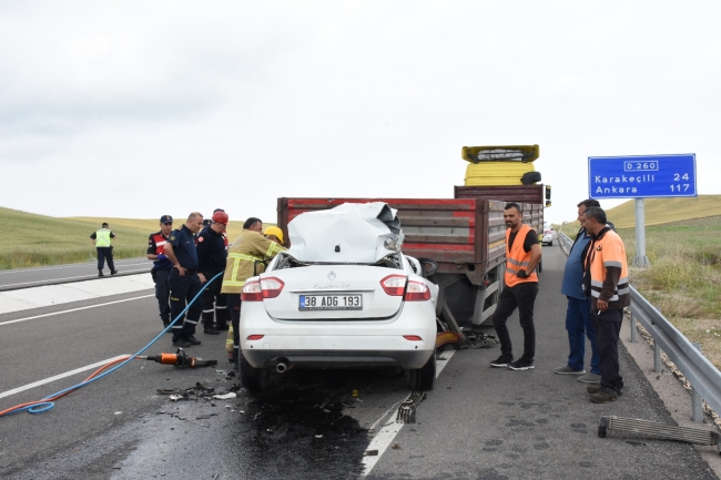 TIR'a arkadan çarpan otomobilin sürücüsü polis hayatını kaybetti